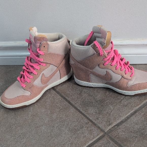 Nike Women's Sneakers in Pink and Tan shimmering 8.5 Like new - Picture 3 of 4